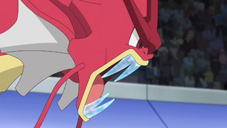 Gyarados de Lance usando colmillo de hielo/colmillo hielo.