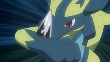 Lucario variocolor de Rod usando garra metal.