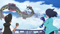 Foto del Rayquaza Negro llevando a los Tacleada de Voltionautas/Aeronautas del Placaje Eléctrico en dirección a la Laqua mostrada en el EP1320.