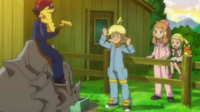 Ash sobre un Rhyhorn, con su traje especial de jinete.