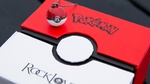 Collar de Poké Ball sobre su caja
