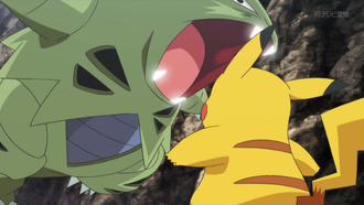 Tyranitar usando triturar.