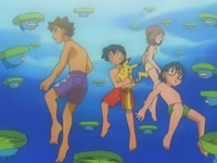 May/Aura con bikini amarillo junto a Ash, Max y Brock.