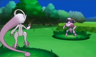 Pokémon similar a Mewtwo combatiendo contra Genesect.