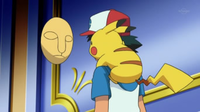 La máscara de Yamask frente a Ash y Pikachu.