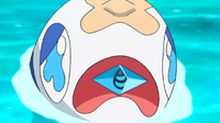 Wishiwashi con un acuatium Z/hidrostal Z en su boca.