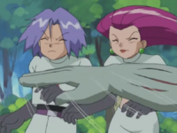 Machoke usando golpe kárate.