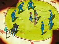Marble junto a los policías rodeando a Ash, Dawn/Maya y Brock cuando les confundió con los Tres Bellos Bandidos.
