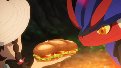 Juliana con un bocadillo.