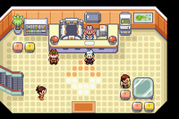 Interior del Centro Pokémon en Pokémon Esmeralda.