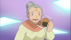 Anciana con una Galleta Lava.