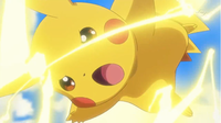 Pikachu de Ash usando atactrueno/rayo.