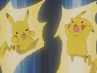 Pikachu y Sparky usando trueno.