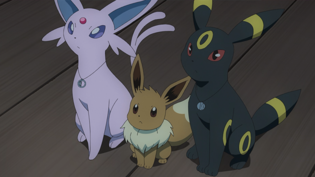 Espeon junto a Umbreon y la Eevee de Chloe.