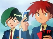 Estudiantes del TEC, mostrando una carta en la que se ve un Pidgey.