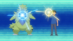 Tyranitarita brillando en una explicación.