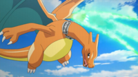 Charizard de Alain usando garra dragón.