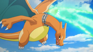 Charizard de Alain usando Garra Dragón.