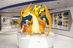 Estatua de Mega-Charizard Y y Pikachu