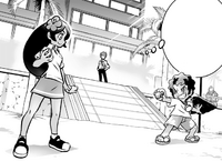 Una chica y un joven sosteniendo unas Poké Ball.