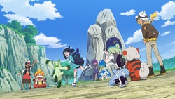 Foto de Liko, Rod, Doti, Friede y Gama en la roca Dugtrio de la Montaña Tengu mostrada en el EP1309.