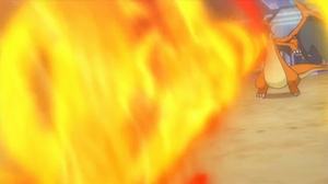 Mega-Charizard Y de Trevor/Trovato usando giro fuego.