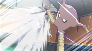 Hitmonlee usando patada giro.
