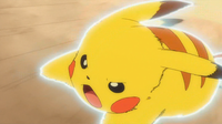 Pikachu de Ash usando ataque rápido.