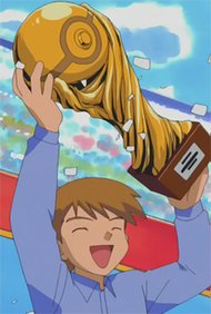 Jon Dickson alzando el trofeo de la Conferencia Plateada/Congreso Plata de la Liga Johto.