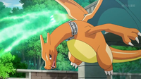 Charizard de Alain usando garra dragón.