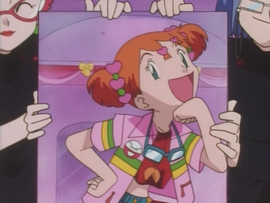 Misty con la ropa del Equipo Rocket/Team Rocket y una chapa Electrode.
