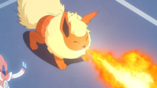 Flareon de Noa usando lanzallamas.