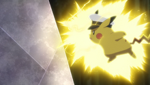 Capitán Pikachu usando puño trueno.