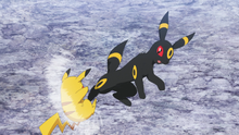 Umbreon de Espinel/Espinela usando juego sucio.