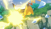 Capitán Pikachu usando puño trueno.