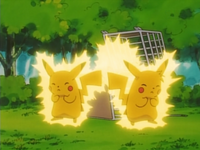 Pikachu de Ash y Sparky usando impactrueno.