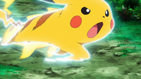 Pikachu de Ash usando ataque rápido.