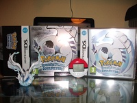 Caja de Pokémon SoulSilver en español con el Pokéwalker y una figurita promocional.