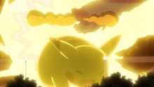 Pikachu Gigamax usando gigatronada.