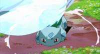 Bulbasaur de Ash usando Rayo Solar en la P01.