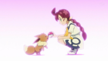 Chloe capturando a su Eevee.